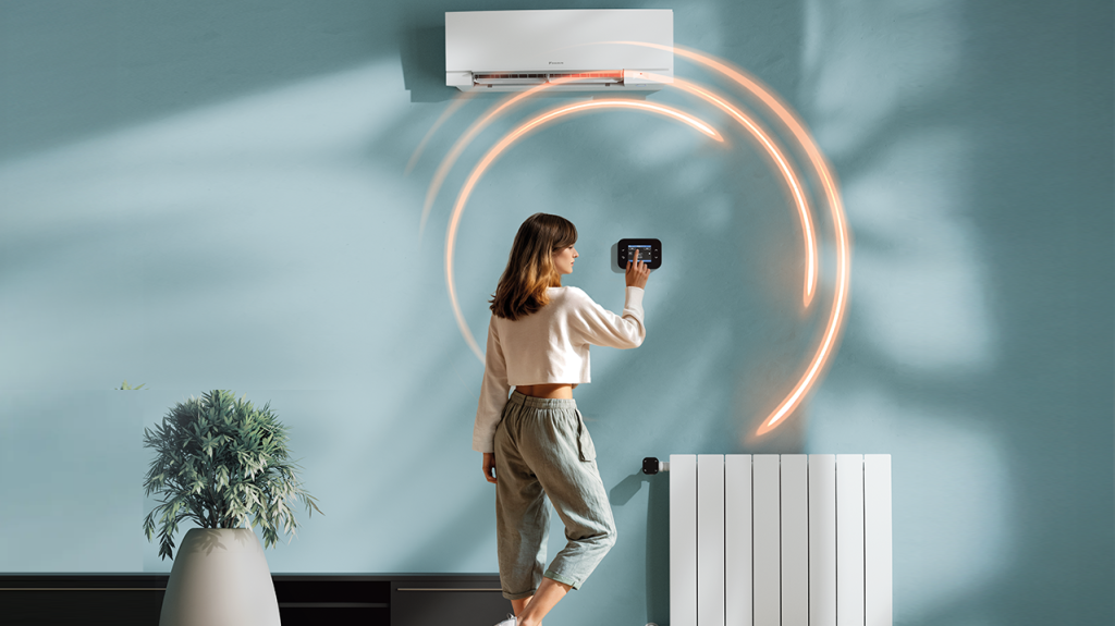 Ragazza che controlla la temperatura dal pannello di controllo di un Hybrizone Daikin